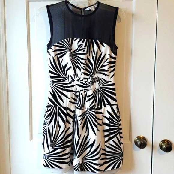 DIANE VON FURSTENBERG DVF YARRA HABOTAI DRESS SILK FAN FLOWER BLACK WHITE SIZE 2 - Picture 1 of 16